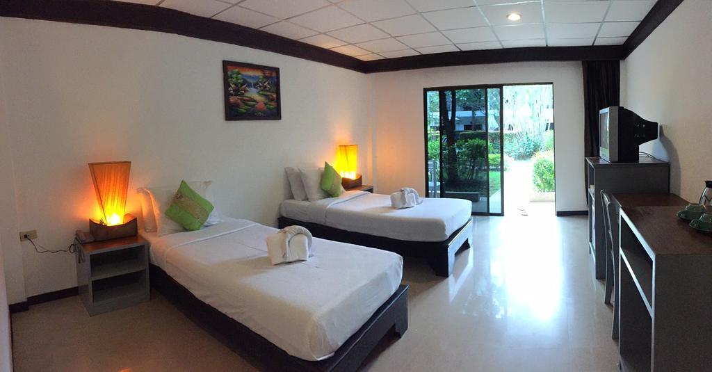 Bamboo Beach Hotel & Spa Patong Esterno foto