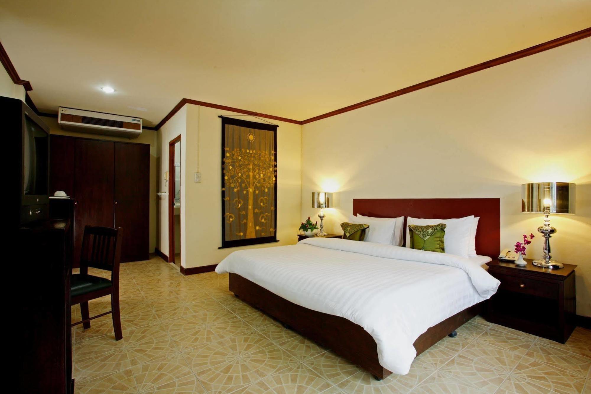 Bamboo Beach Hotel & Spa Patong Esterno foto
