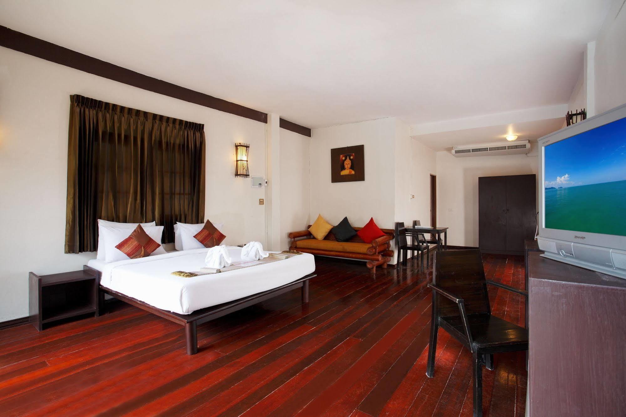 Bamboo Beach Hotel & Spa Patong Esterno foto