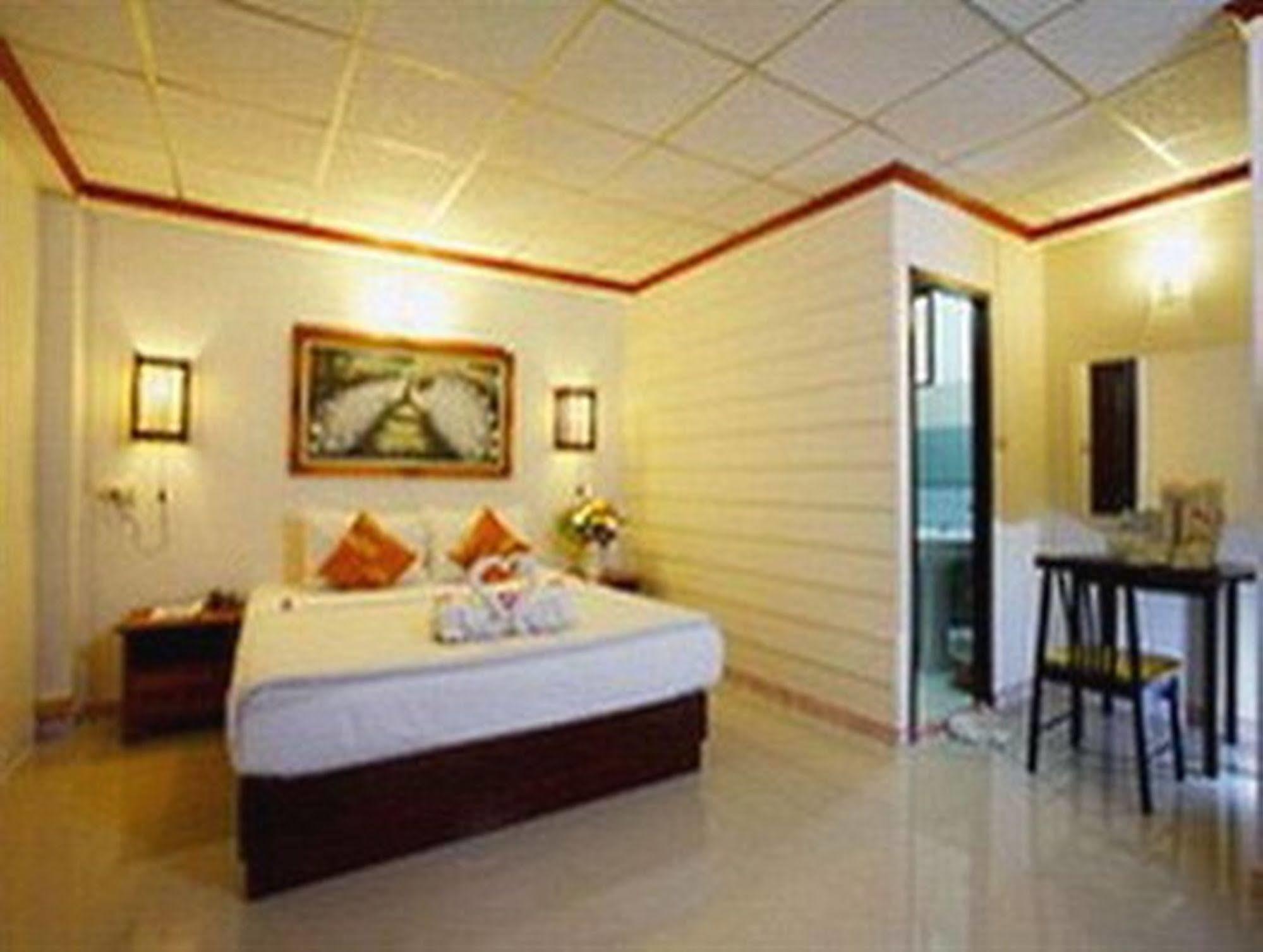 Bamboo Beach Hotel & Spa Patong Esterno foto
