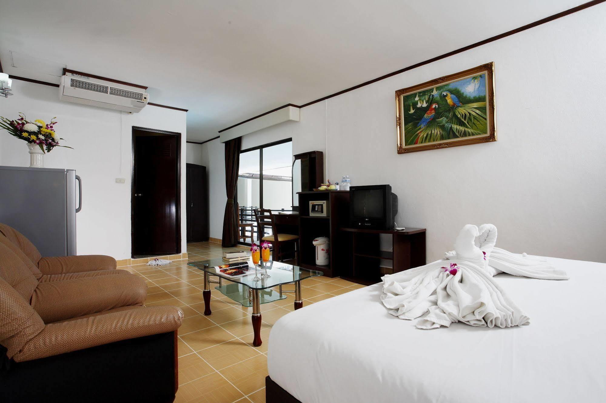 Bamboo Beach Hotel & Spa Patong Esterno foto