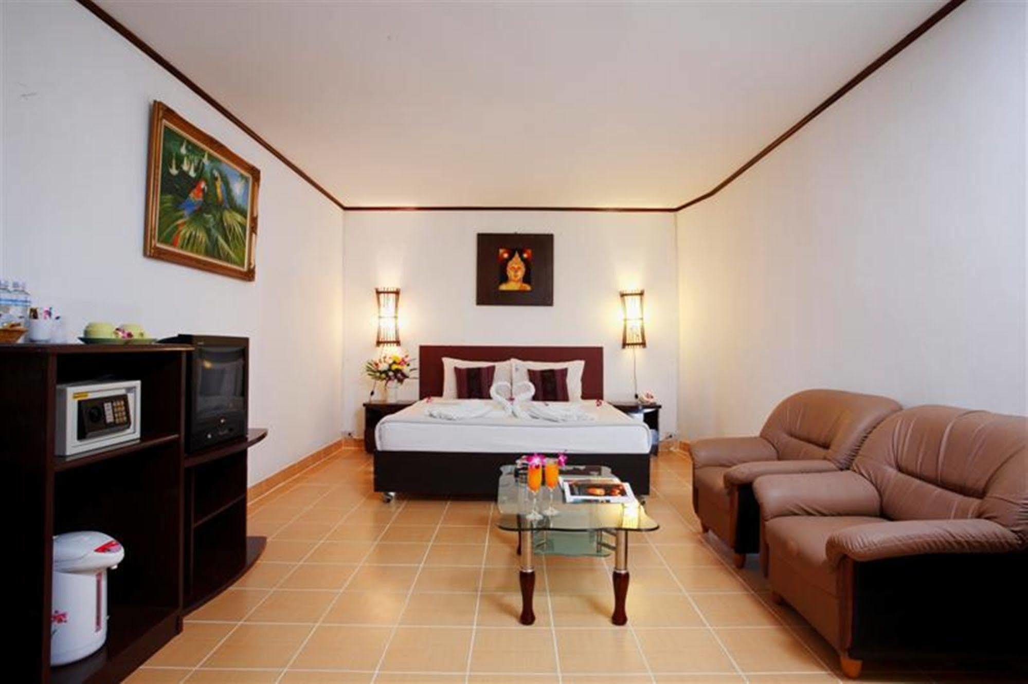 Bamboo Beach Hotel & Spa Patong Esterno foto