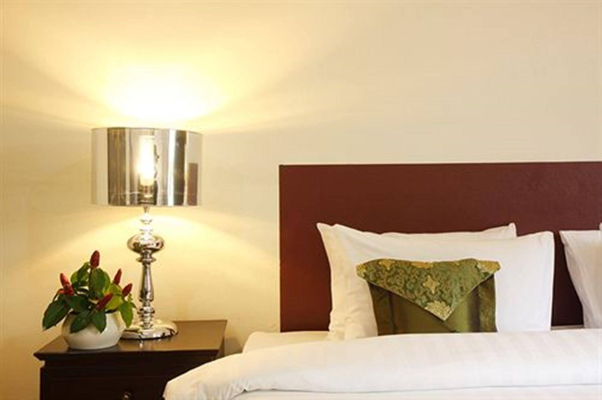 Bamboo Beach Hotel & Spa Patong Esterno foto