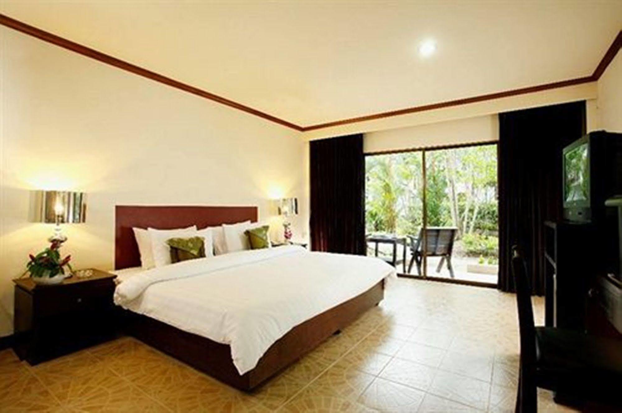 Bamboo Beach Hotel & Spa Patong Esterno foto