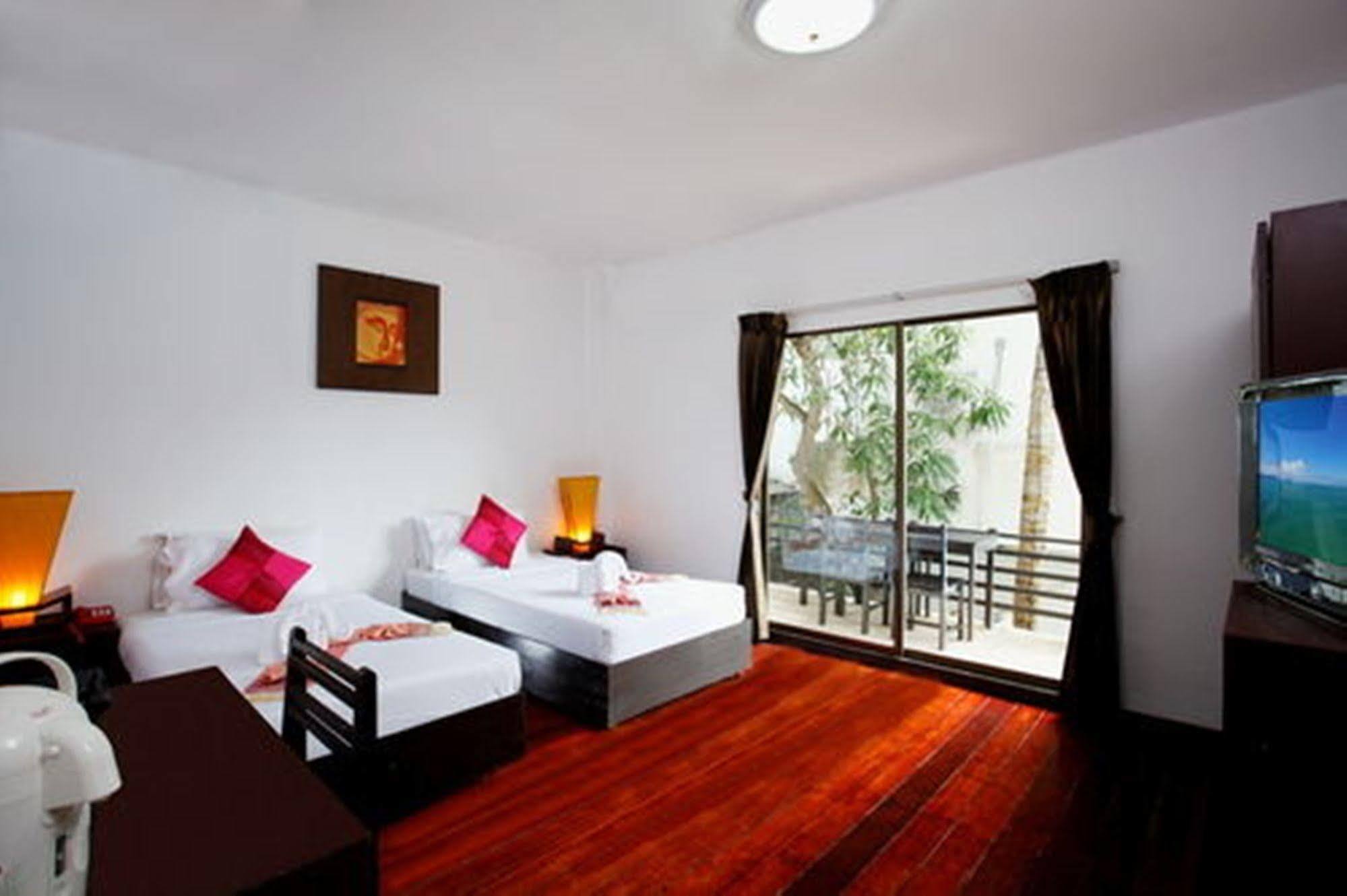 Bamboo Beach Hotel & Spa Patong Esterno foto